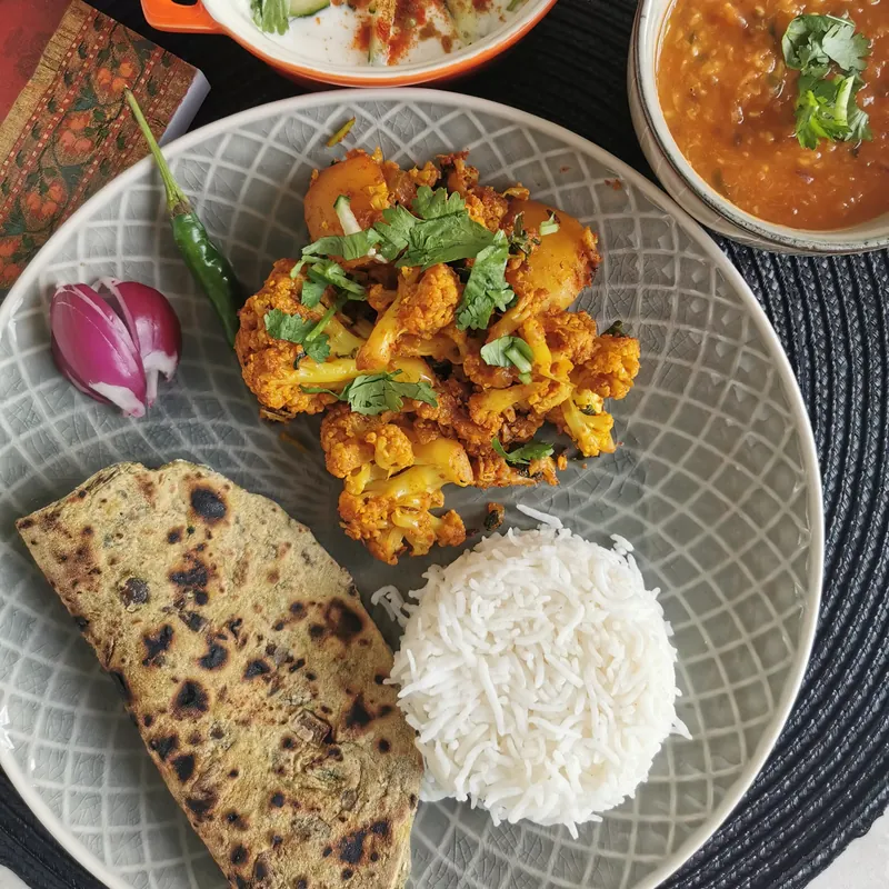 Aloo Gobi mit Paratha, Reis und Dal