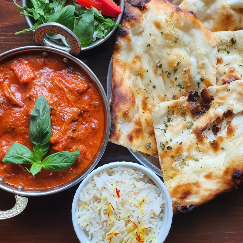 Butter Chicken mit Naan und Safranreis
