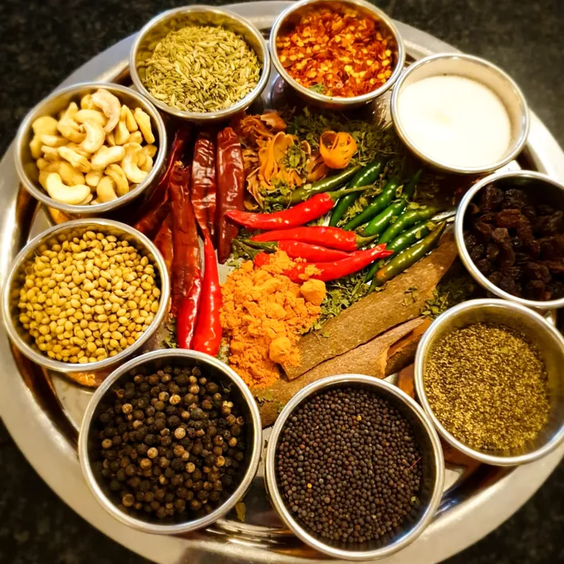 Platte mit indischen Gewürzen in Schälchen