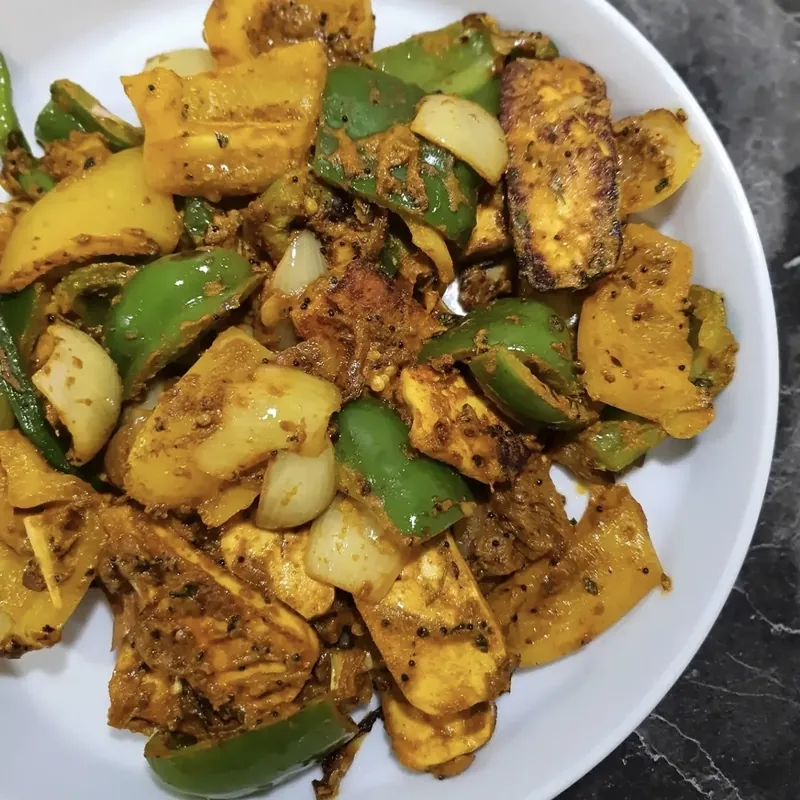 Paneer mit Paprika und Zwiebeln
