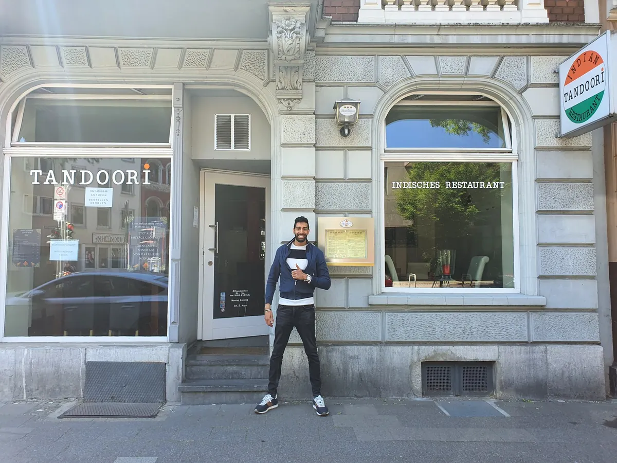 Sahil vor dem Indian Tandoori am Karlsgraben in Aachen