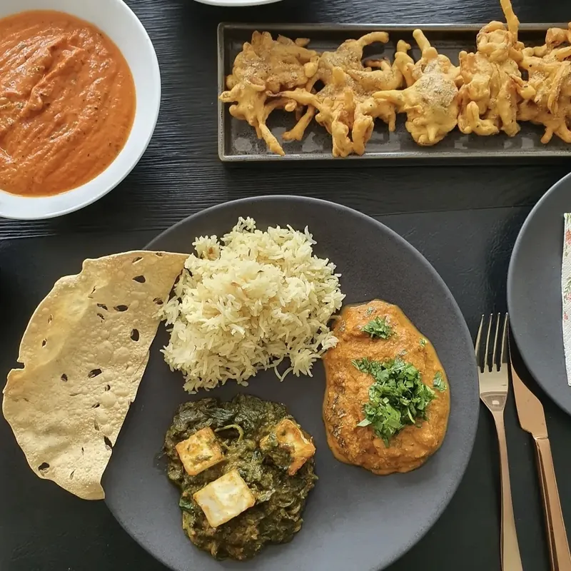 Saag Paneer mit Jeera Reis, Papad, Sauce und Pakoras